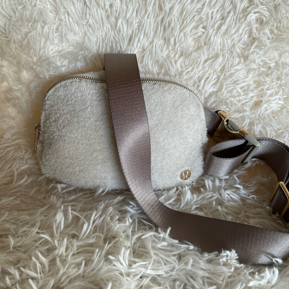 Lululemon Everywhere fleece Bag Belt Golden Ivory 8.5”x6” 2” Inches